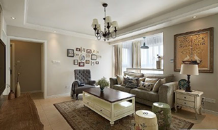 一直都喜歡歐式風(fēng)格，但是又對(duì)現(xiàn)代風(fēng)格情有獨(dú)鐘，所以在風(fēng)格方面很難選擇，最好經(jīng)過(guò)設(shè)計(jì)師的交流決定將風(fēng)格定為歐式風(fēng)格家，裝修開(kāi)始的時(shí)候并不是很順利，瓷磚方面因?yàn)樵谶\(yùn)輸方面出了點(diǎn)問(wèn)題，所以商家決定給我們重新?lián)Q了一批，所以耽誤了幾天的時(shí)間，還好后來(lái)的施工進(jìn)度還是很順利，溫馨的歐式與現(xiàn)代新家就這樣呈現(xiàn)出來(lái)了。