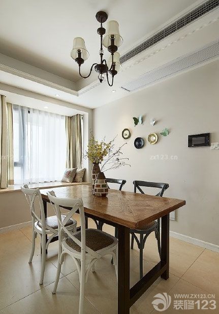 一直都喜歡歐式風(fēng)格，但是又對(duì)現(xiàn)代風(fēng)格情有獨(dú)鐘，所以在風(fēng)格方面很難選擇，最好經(jīng)過(guò)設(shè)計(jì)師的交流決定將風(fēng)格定為歐式風(fēng)格家，裝修開(kāi)始的時(shí)候并不是很順利，瓷磚方面因?yàn)樵谶\(yùn)輸方面出了點(diǎn)問(wèn)題，所以商家決定給我們重新?lián)Q了一批，所以耽誤了幾天的時(shí)間，還好后來(lái)的施工進(jìn)度還是很順利，溫馨的歐式與現(xiàn)代新家就這樣呈現(xiàn)出來(lái)了。