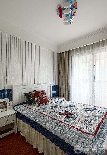 一直都喜歡歐式風(fēng)格，但是又對(duì)現(xiàn)代風(fēng)格情有獨(dú)鐘，所以在風(fēng)格方面很難選擇，最好經(jīng)過(guò)設(shè)計(jì)師的交流決定將風(fēng)格定為歐式風(fēng)格家，裝修開(kāi)始的時(shí)候并不是很順利，瓷磚方面因?yàn)樵谶\(yùn)輸方面出了點(diǎn)問(wèn)題，所以商家決定給我們重新?lián)Q了一批，所以耽誤了幾天的時(shí)間，還好后來(lái)的施工進(jìn)度還是很順利，溫馨的歐式與現(xiàn)代新家就這樣呈現(xiàn)出來(lái)了。