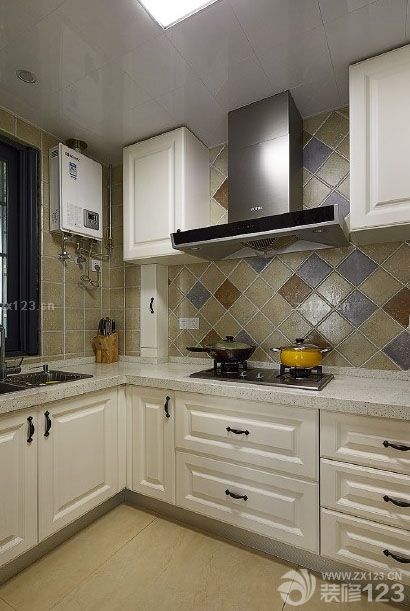 一直都喜歡歐式風(fēng)格，但是又對(duì)現(xiàn)代風(fēng)格情有獨(dú)鐘，所以在風(fēng)格方面很難選擇，最好經(jīng)過(guò)設(shè)計(jì)師的交流決定將風(fēng)格定為歐式風(fēng)格家，裝修開(kāi)始的時(shí)候并不是很順利，瓷磚方面因?yàn)樵谶\(yùn)輸方面出了點(diǎn)問(wèn)題，所以商家決定給我們重新?lián)Q了一批，所以耽誤了幾天的時(shí)間，還好后來(lái)的施工進(jìn)度還是很順利，溫馨的歐式與現(xiàn)代新家就這樣呈現(xiàn)出來(lái)了。