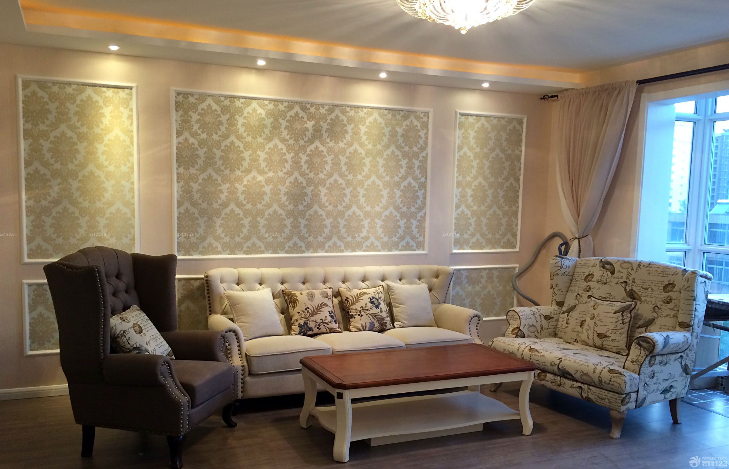 時(shí)尚新家除了舒適度之外，美觀也是很重要的，這次新家的裝飾是在舒適的基礎(chǔ)上添加了美感的追求，歐式風(fēng)格與其他風(fēng)格的混搭讓新家顯得格外的溫馨與浪漫，在五個(gè)月的時(shí)間打造下，新家如期展現(xiàn)在我們面前，一起來(lái)看看吧。