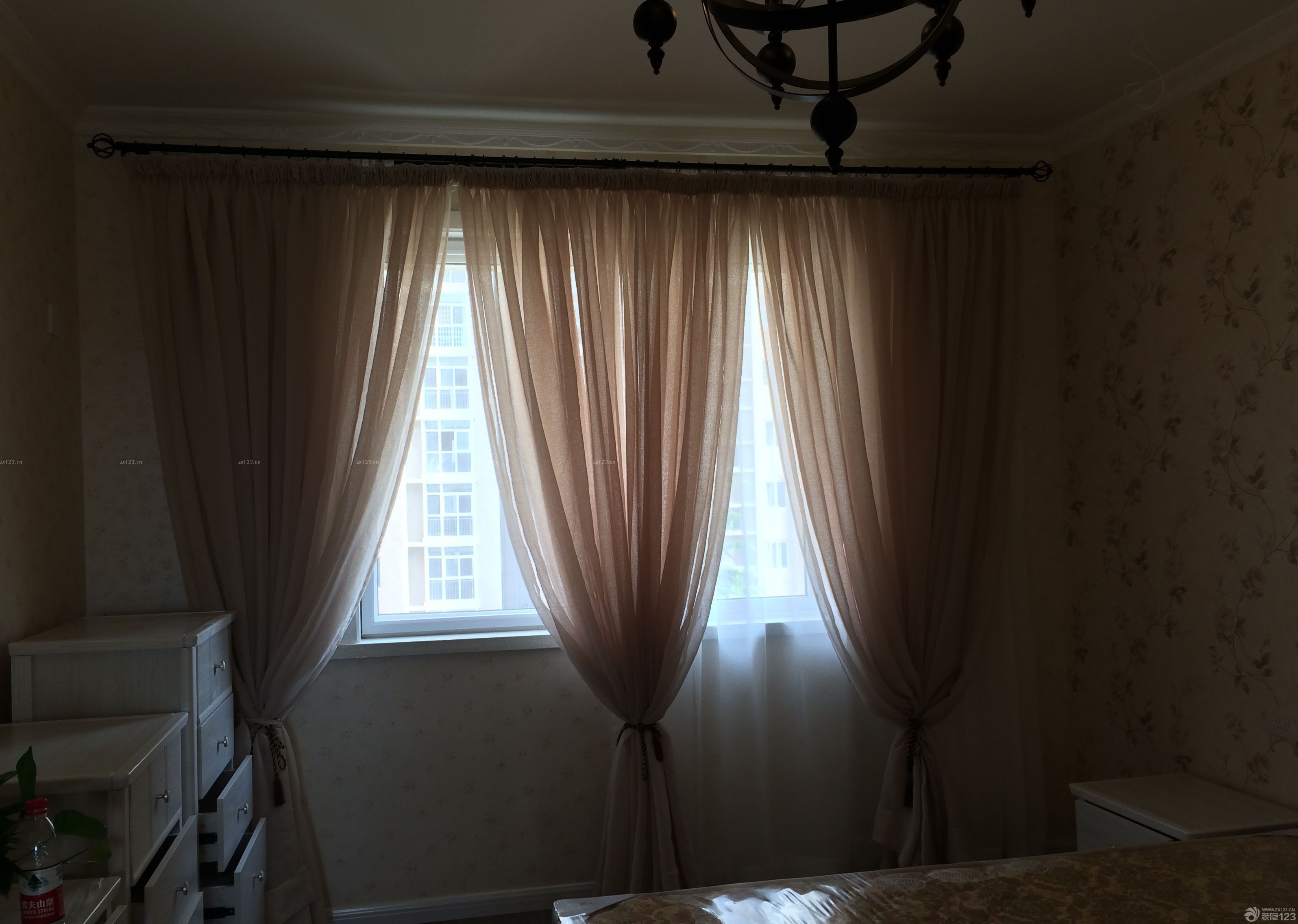 時(shí)尚新家除了舒適度之外，美觀也是很重要的，這次新家的裝飾是在舒適的基礎(chǔ)上添加了美感的追求，歐式風(fēng)格與其他風(fēng)格的混搭讓新家顯得格外的溫馨與浪漫，在五個(gè)月的時(shí)間打造下，新家如期展現(xiàn)在我們面前，一起來(lái)看看吧。