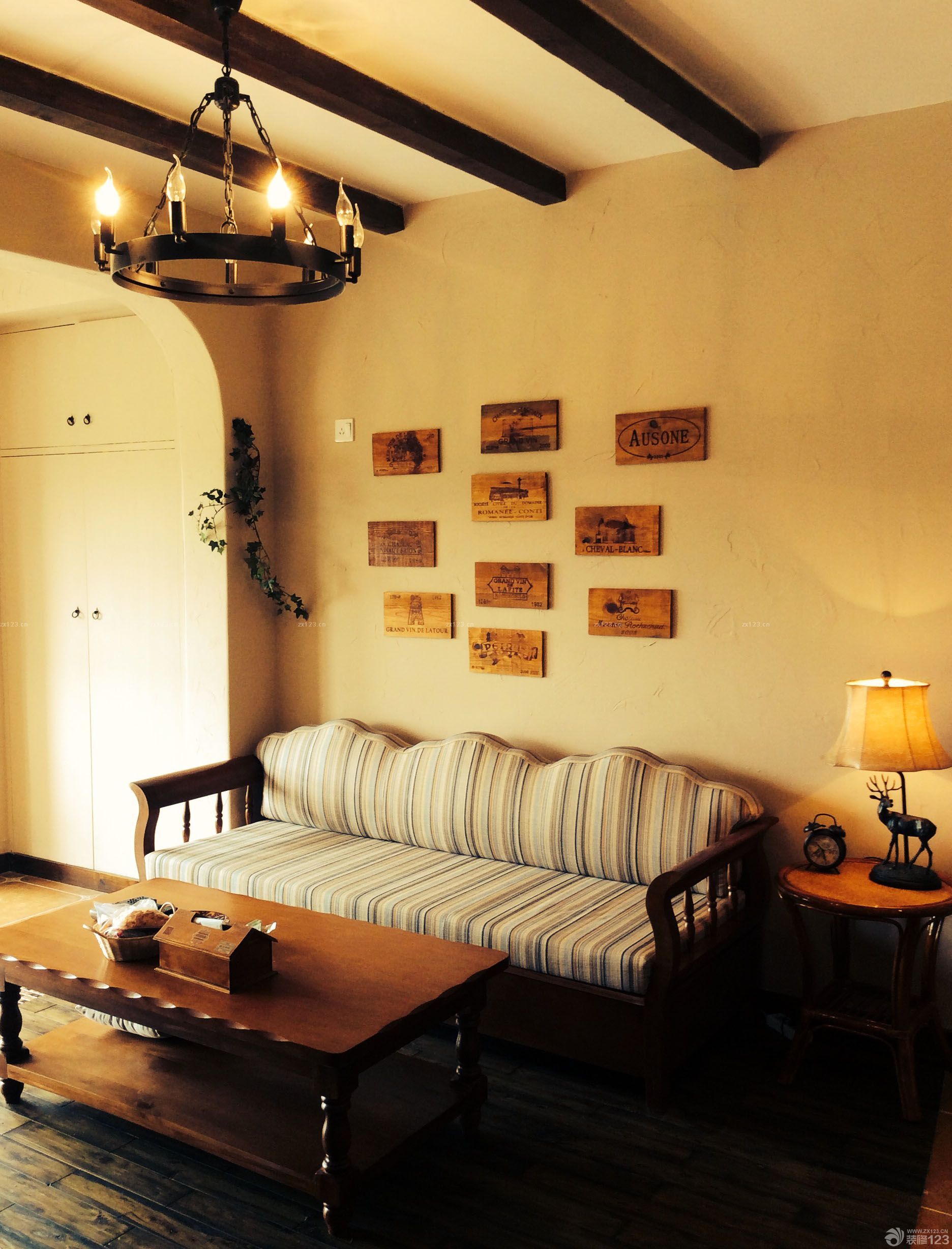 浪漫主義一直是我和老婆最喜歡的一種氛圍，新家裝飾的時(shí)候我倆不約而同的選擇了充滿浪漫主義色彩的法式風(fēng)格。這樣不僅能滿足我們居住的舒適度，也能滿足我們對(duì)溫馨和浪漫主義的崇尚，新家的設(shè)計(jì)要感謝朋友的幫忙，正因?yàn)橛性O(shè)計(jì)師的完美設(shè)計(jì)，才能有這么美好的新家，當(dāng)然，也有我們兩個(gè)精心挑選的家具來(lái)填充。