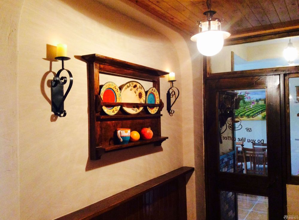 浪漫主義一直是我和老婆最喜歡的一種氛圍，新家裝飾的時(shí)候我倆不約而同的選擇了充滿浪漫主義色彩的法式風(fēng)格。這樣不僅能滿足我們居住的舒適度，也能滿足我們對(duì)溫馨和浪漫主義的崇尚，新家的設(shè)計(jì)要感謝朋友的幫忙，正因?yàn)橛性O(shè)計(jì)師的完美設(shè)計(jì)，才能有這么美好的新家，當(dāng)然，也有我們兩個(gè)精心挑選的家具來(lái)填充。