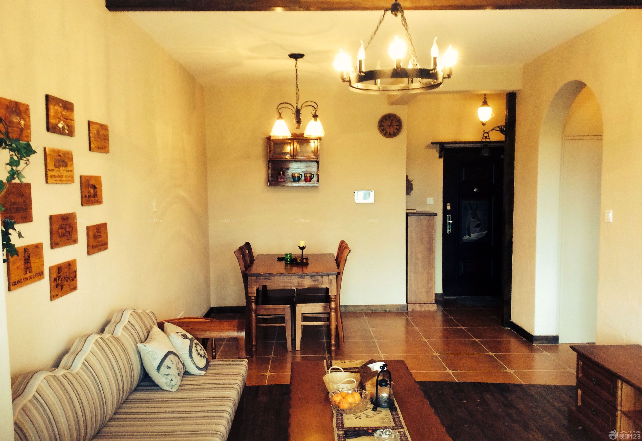 浪漫主義一直是我和老婆最喜歡的一種氛圍，新家裝飾的時(shí)候我倆不約而同的選擇了充滿浪漫主義色彩的法式風(fēng)格。這樣不僅能滿足我們居住的舒適度，也能滿足我們對(duì)溫馨和浪漫主義的崇尚，新家的設(shè)計(jì)要感謝朋友的幫忙，正因?yàn)橛性O(shè)計(jì)師的完美設(shè)計(jì)，才能有這么美好的新家，當(dāng)然，也有我們兩個(gè)精心挑選的家具來(lái)填充。