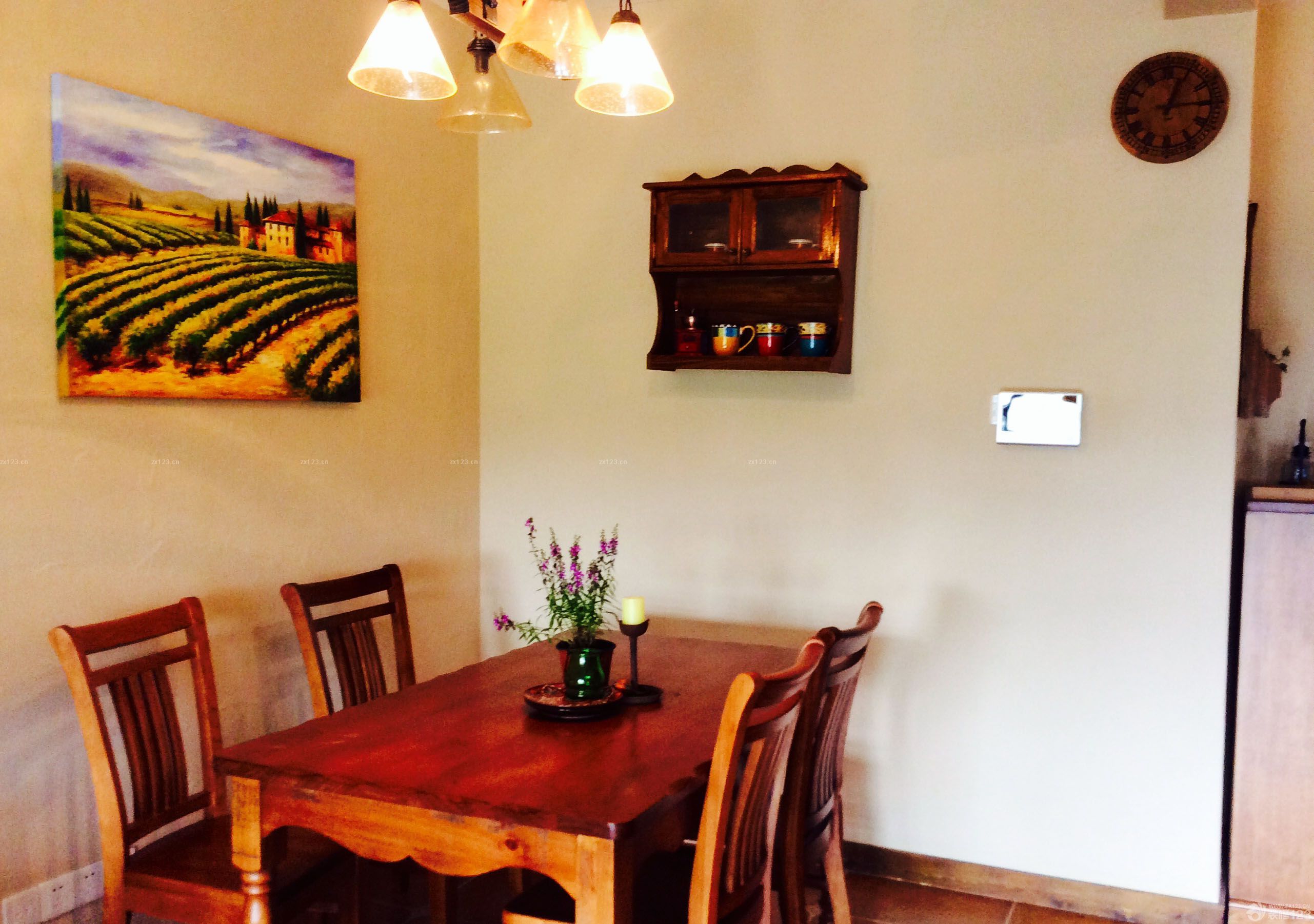 浪漫主義一直是我和老婆最喜歡的一種氛圍，新家裝飾的時(shí)候我倆不約而同的選擇了充滿浪漫主義色彩的法式風(fēng)格。這樣不僅能滿足我們居住的舒適度，也能滿足我們對(duì)溫馨和浪漫主義的崇尚，新家的設(shè)計(jì)要感謝朋友的幫忙，正因?yàn)橛性O(shè)計(jì)師的完美設(shè)計(jì)，才能有這么美好的新家，當(dāng)然，也有我們兩個(gè)精心挑選的家具來(lái)填充。