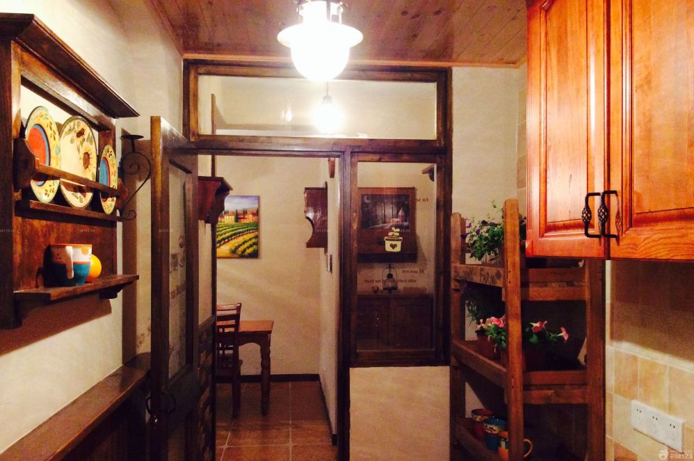 浪漫主義一直是我和老婆最喜歡的一種氛圍，新家裝飾的時(shí)候我倆不約而同的選擇了充滿浪漫主義色彩的法式風(fēng)格。這樣不僅能滿足我們居住的舒適度，也能滿足我們對(duì)溫馨和浪漫主義的崇尚，新家的設(shè)計(jì)要感謝朋友的幫忙，正因?yàn)橛性O(shè)計(jì)師的完美設(shè)計(jì)，才能有這么美好的新家，當(dāng)然，也有我們兩個(gè)精心挑選的家具來(lái)填充。