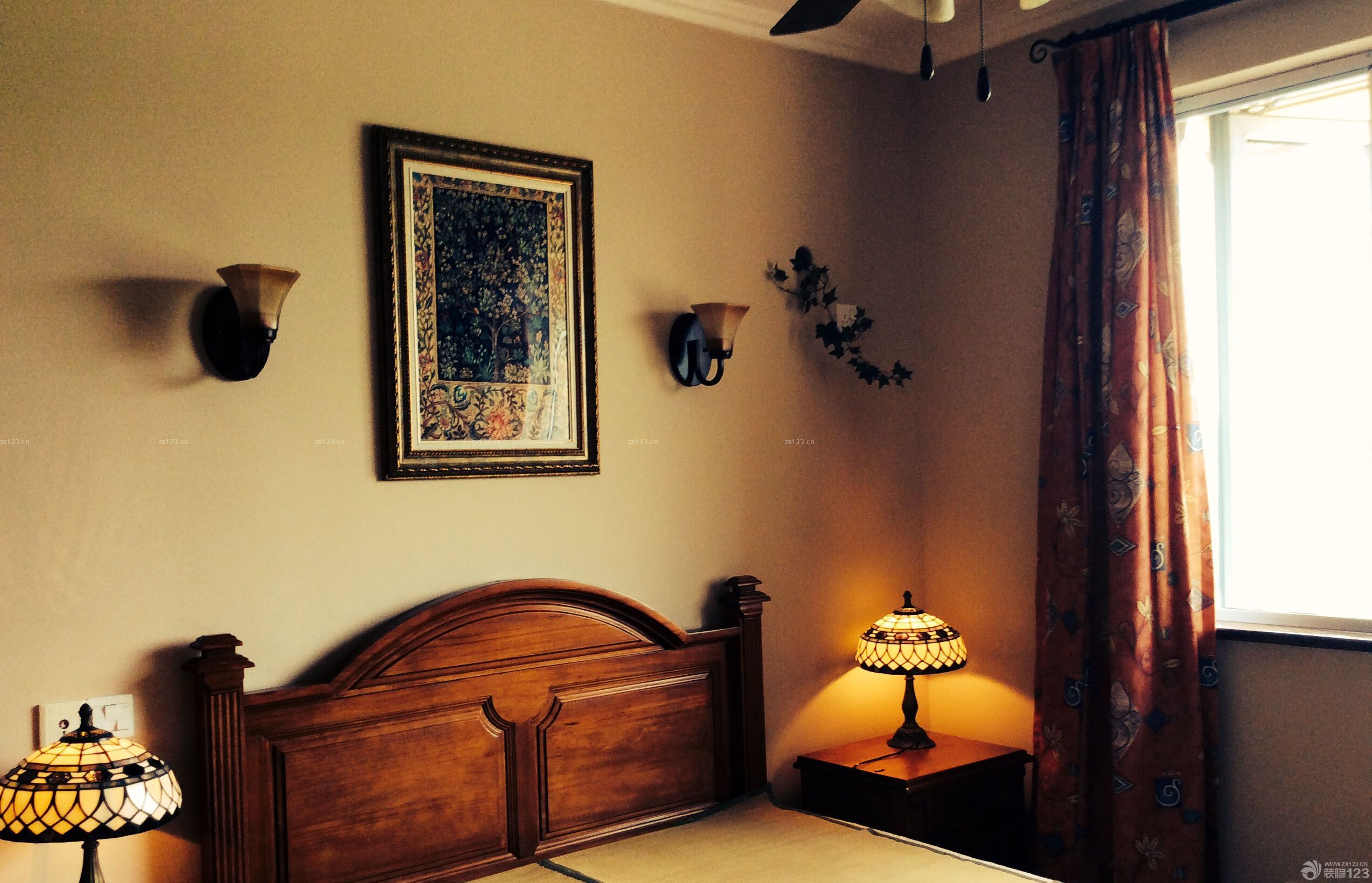 浪漫主義一直是我和老婆最喜歡的一種氛圍，新家裝飾的時(shí)候我倆不約而同的選擇了充滿浪漫主義色彩的法式風(fēng)格。這樣不僅能滿足我們居住的舒適度，也能滿足我們對(duì)溫馨和浪漫主義的崇尚，新家的設(shè)計(jì)要感謝朋友的幫忙，正因?yàn)橛性O(shè)計(jì)師的完美設(shè)計(jì)，才能有這么美好的新家，當(dāng)然，也有我們兩個(gè)精心挑選的家具來(lái)填充。