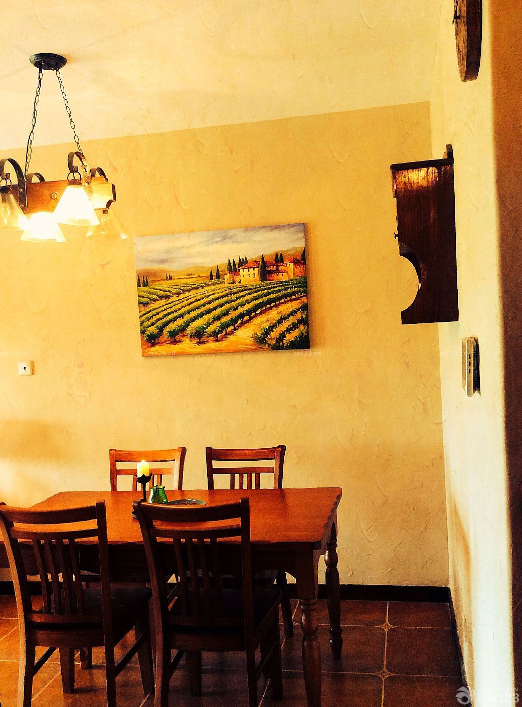 浪漫主義一直是我和老婆最喜歡的一種氛圍，新家裝飾的時(shí)候我倆不約而同的選擇了充滿浪漫主義色彩的法式風(fēng)格。這樣不僅能滿足我們居住的舒適度，也能滿足我們對(duì)溫馨和浪漫主義的崇尚，新家的設(shè)計(jì)要感謝朋友的幫忙，正因?yàn)橛性O(shè)計(jì)師的完美設(shè)計(jì)，才能有這么美好的新家，當(dāng)然，也有我們兩個(gè)精心挑選的家具來(lái)填充。