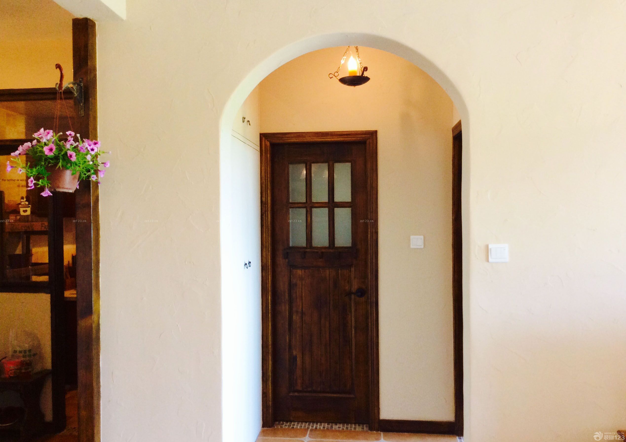 浪漫主義一直是我和老婆最喜歡的一種氛圍，新家裝飾的時(shí)候我倆不約而同的選擇了充滿浪漫主義色彩的法式風(fēng)格。這樣不僅能滿足我們居住的舒適度，也能滿足我們對(duì)溫馨和浪漫主義的崇尚，新家的設(shè)計(jì)要感謝朋友的幫忙，正因?yàn)橛性O(shè)計(jì)師的完美設(shè)計(jì)，才能有這么美好的新家，當(dāng)然，也有我們兩個(gè)精心挑選的家具來(lái)填充。