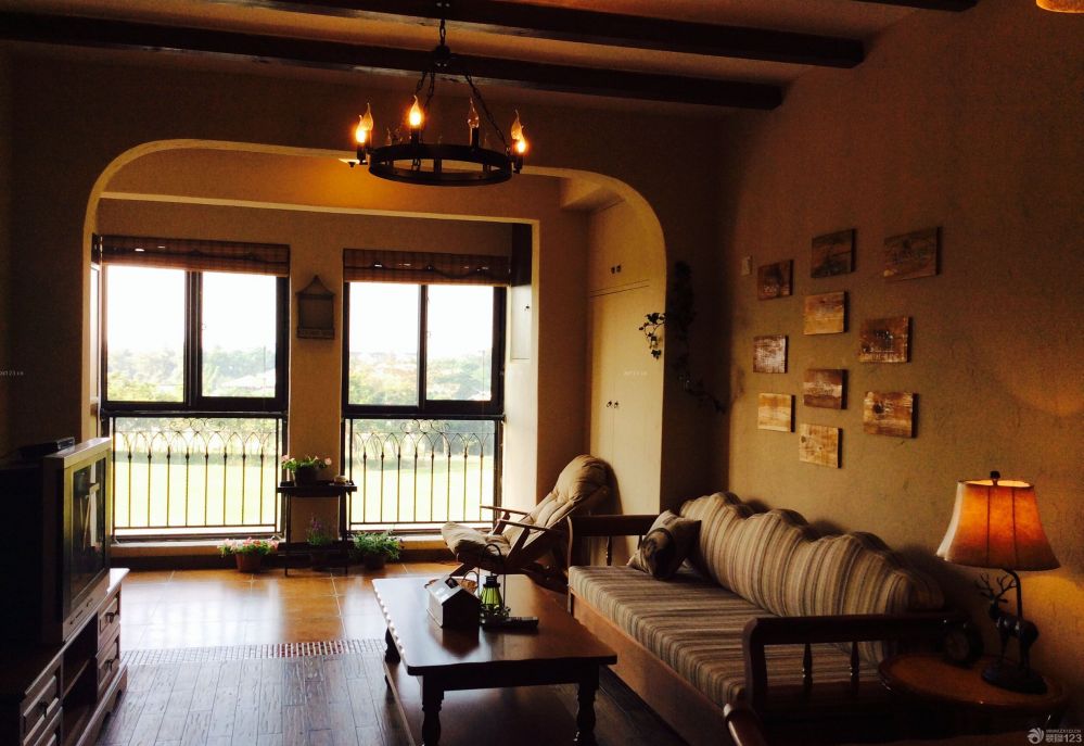 浪漫主義一直是我和老婆最喜歡的一種氛圍，新家裝飾的時(shí)候我倆不約而同的選擇了充滿浪漫主義色彩的法式風(fēng)格。這樣不僅能滿足我們居住的舒適度，也能滿足我們對(duì)溫馨和浪漫主義的崇尚，新家的設(shè)計(jì)要感謝朋友的幫忙，正因?yàn)橛性O(shè)計(jì)師的完美設(shè)計(jì)，才能有這么美好的新家，當(dāng)然，也有我們兩個(gè)精心挑選的家具來(lái)填充。