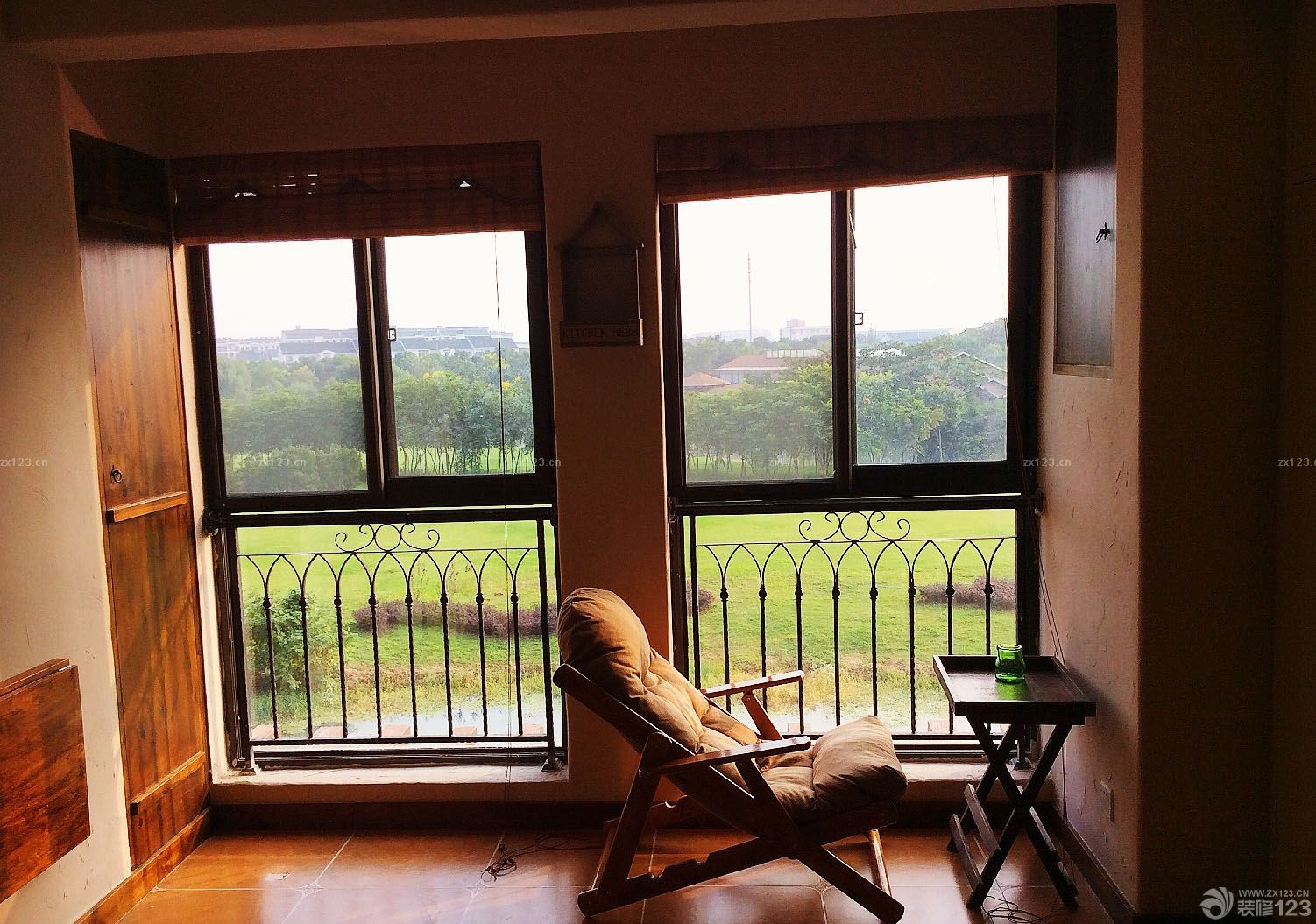 浪漫主義一直是我和老婆最喜歡的一種氛圍，新家裝飾的時(shí)候我倆不約而同的選擇了充滿浪漫主義色彩的法式風(fēng)格。這樣不僅能滿足我們居住的舒適度，也能滿足我們對(duì)溫馨和浪漫主義的崇尚，新家的設(shè)計(jì)要感謝朋友的幫忙，正因?yàn)橛性O(shè)計(jì)師的完美設(shè)計(jì)，才能有這么美好的新家，當(dāng)然，也有我們兩個(gè)精心挑選的家具來(lái)填充。