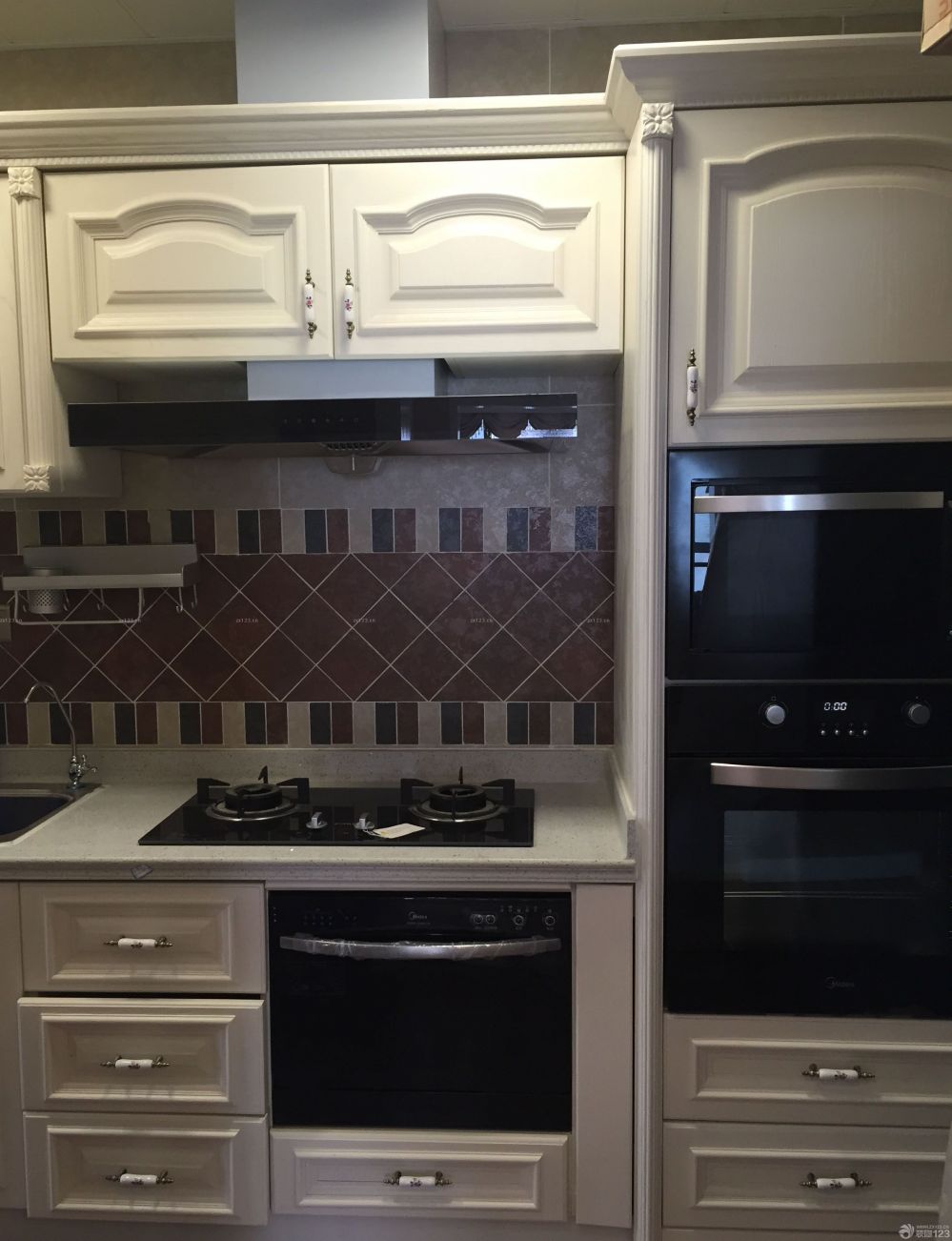 作為裝修新房的我們來說，我們只是一個菜鳥級別的業(yè)主，對裝修的事情一無所知，除了最基本的裝修工序之外，其他都是迷茫的，不過好在我們有一個求學(xué)的心，在裝修前期我們就在各大論壇去學(xué)習(xí)如何裝修，如何化解裝修中遇到的問題，一邊裝修一邊學(xué)習(xí)，這樣讓我們的裝修變得順理起來，新家也越來越完整，一起來看看吧。