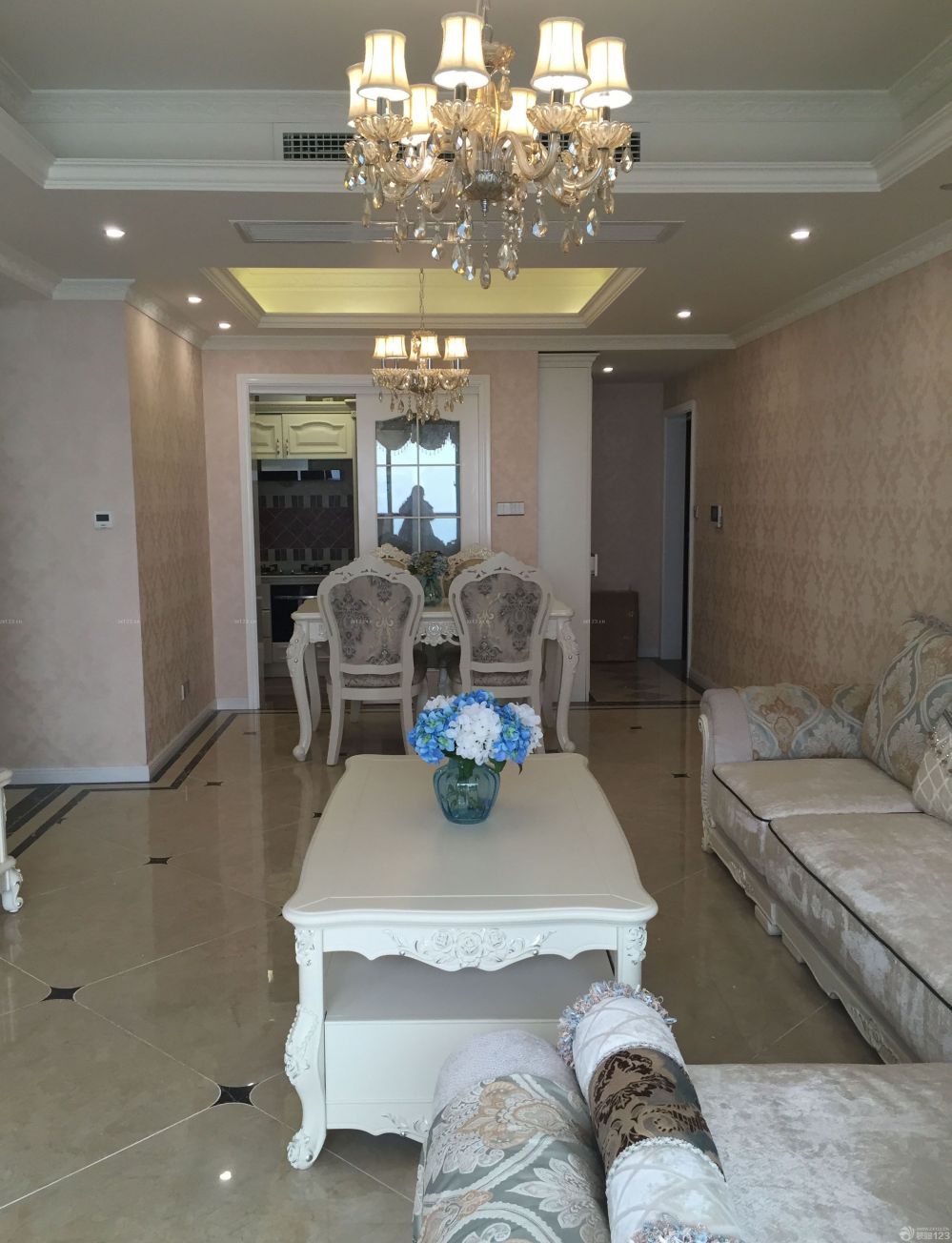 作為裝修新房的我們來說，我們只是一個菜鳥級別的業(yè)主，對裝修的事情一無所知，除了最基本的裝修工序之外，其他都是迷茫的，不過好在我們有一個求學(xué)的心，在裝修前期我們就在各大論壇去學(xué)習(xí)如何裝修，如何化解裝修中遇到的問題，一邊裝修一邊學(xué)習(xí)，這樣讓我們的裝修變得順理起來，新家也越來越完整，一起來看看吧。