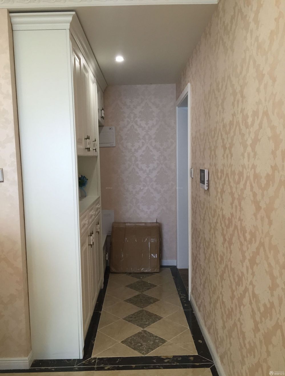 作為裝修新房的我們來說，我們只是一個菜鳥級別的業(yè)主，對裝修的事情一無所知，除了最基本的裝修工序之外，其他都是迷茫的，不過好在我們有一個求學(xué)的心，在裝修前期我們就在各大論壇去學(xué)習(xí)如何裝修，如何化解裝修中遇到的問題，一邊裝修一邊學(xué)習(xí)，這樣讓我們的裝修變得順理起來，新家也越來越完整，一起來看看吧。