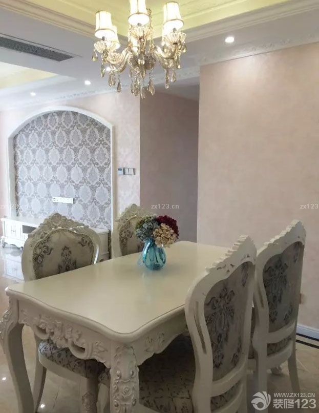 作為裝修新房的我們來說，我們只是一個菜鳥級別的業(yè)主，對裝修的事情一無所知，除了最基本的裝修工序之外，其他都是迷茫的，不過好在我們有一個求學(xué)的心，在裝修前期我們就在各大論壇去學(xué)習(xí)如何裝修，如何化解裝修中遇到的問題，一邊裝修一邊學(xué)習(xí)，這樣讓我們的裝修變得順理起來，新家也越來越完整，一起來看看吧。