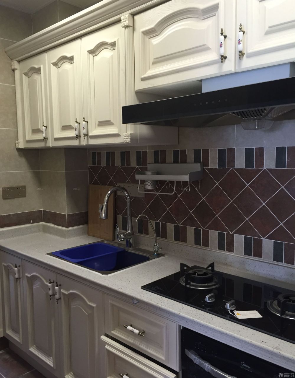 作為裝修新房的我們來說，我們只是一個菜鳥級別的業(yè)主，對裝修的事情一無所知，除了最基本的裝修工序之外，其他都是迷茫的，不過好在我們有一個求學(xué)的心，在裝修前期我們就在各大論壇去學(xué)習(xí)如何裝修，如何化解裝修中遇到的問題，一邊裝修一邊學(xué)習(xí)，這樣讓我們的裝修變得順理起來，新家也越來越完整，一起來看看吧。