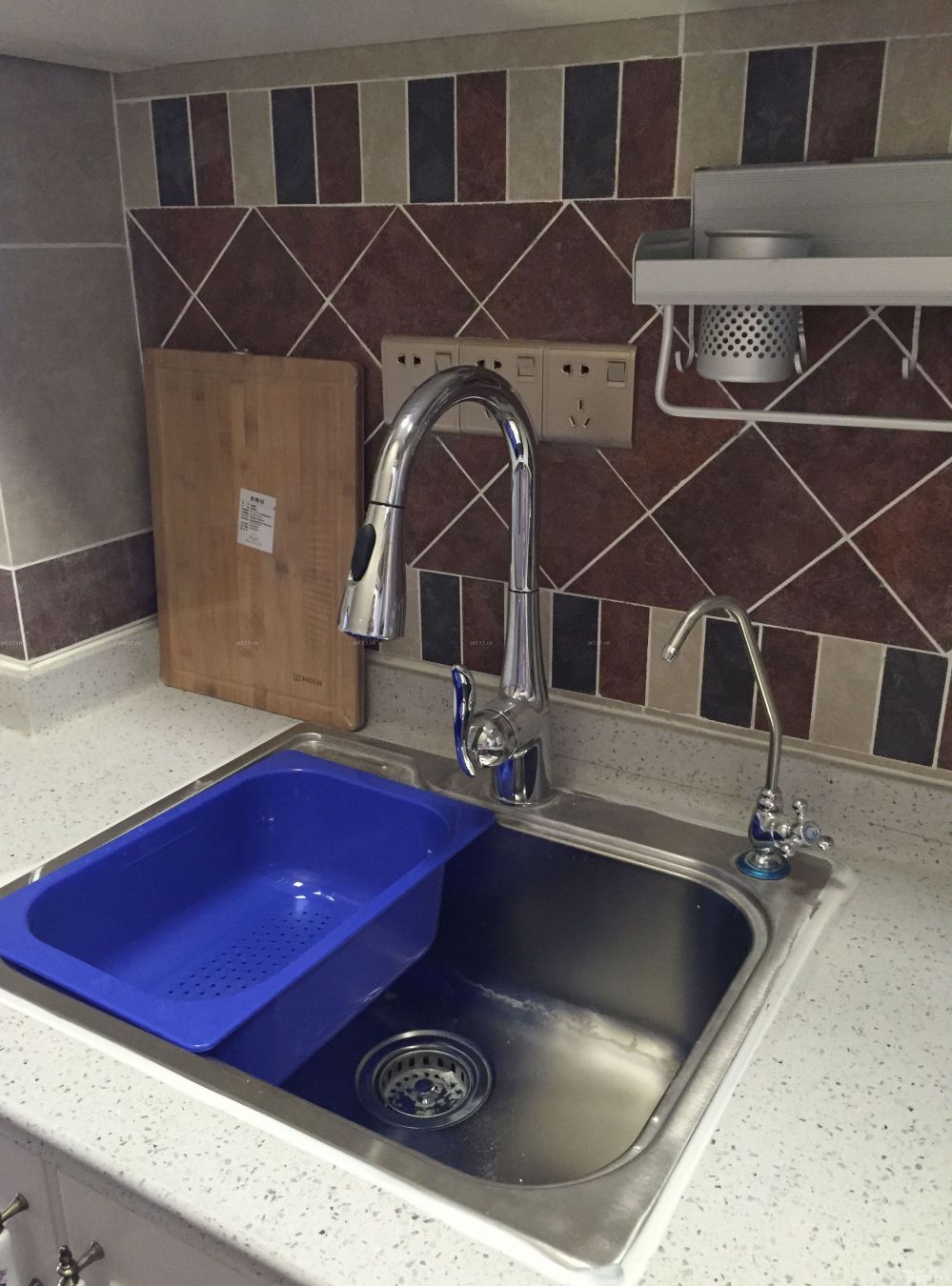 作為裝修新房的我們來說，我們只是一個菜鳥級別的業(yè)主，對裝修的事情一無所知，除了最基本的裝修工序之外，其他都是迷茫的，不過好在我們有一個求學(xué)的心，在裝修前期我們就在各大論壇去學(xué)習(xí)如何裝修，如何化解裝修中遇到的問題，一邊裝修一邊學(xué)習(xí)，這樣讓我們的裝修變得順理起來，新家也越來越完整，一起來看看吧。