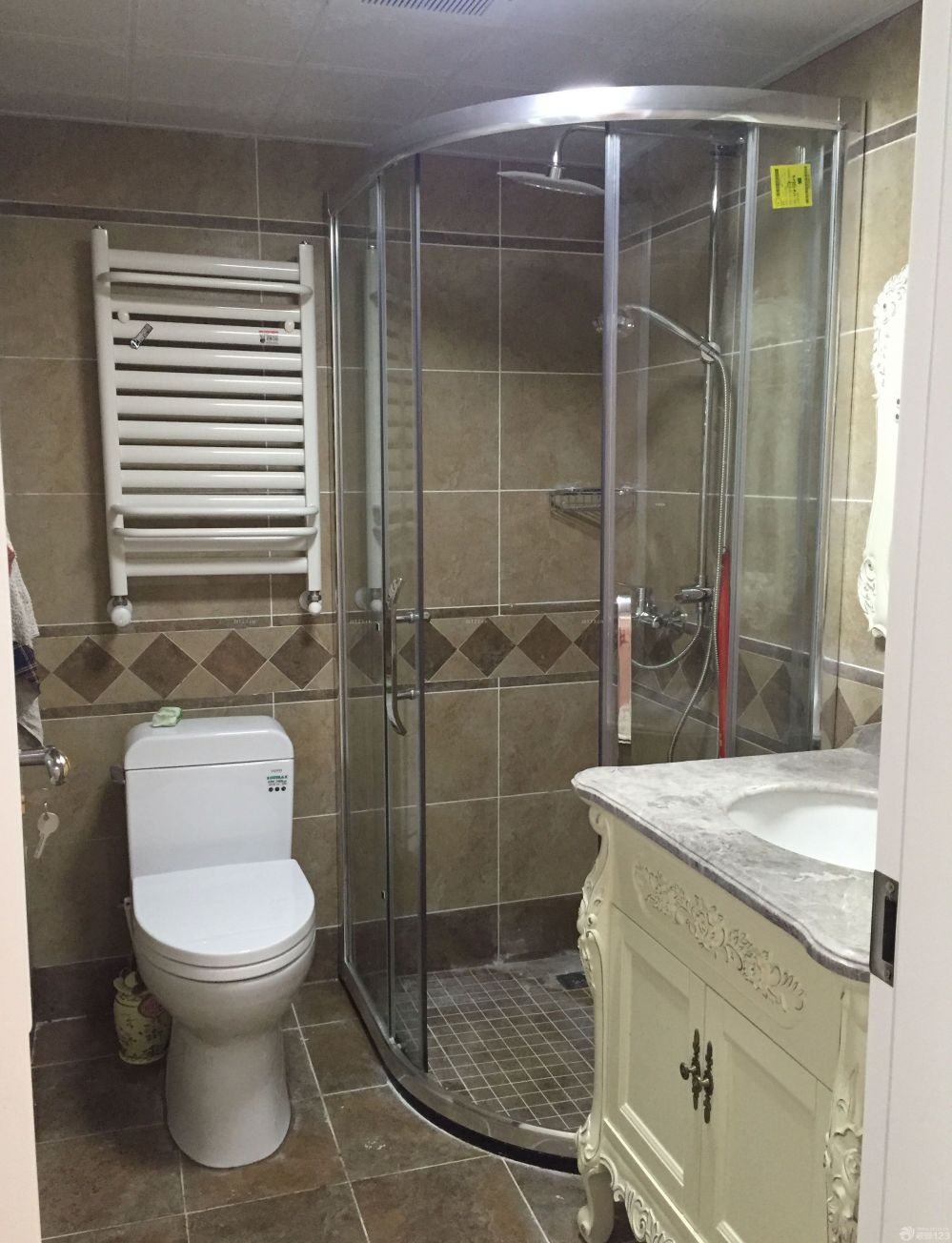 作為裝修新房的我們來說，我們只是一個菜鳥級別的業(yè)主，對裝修的事情一無所知，除了最基本的裝修工序之外，其他都是迷茫的，不過好在我們有一個求學(xué)的心，在裝修前期我們就在各大論壇去學(xué)習(xí)如何裝修，如何化解裝修中遇到的問題，一邊裝修一邊學(xué)習(xí)，這樣讓我們的裝修變得順理起來，新家也越來越完整，一起來看看吧。