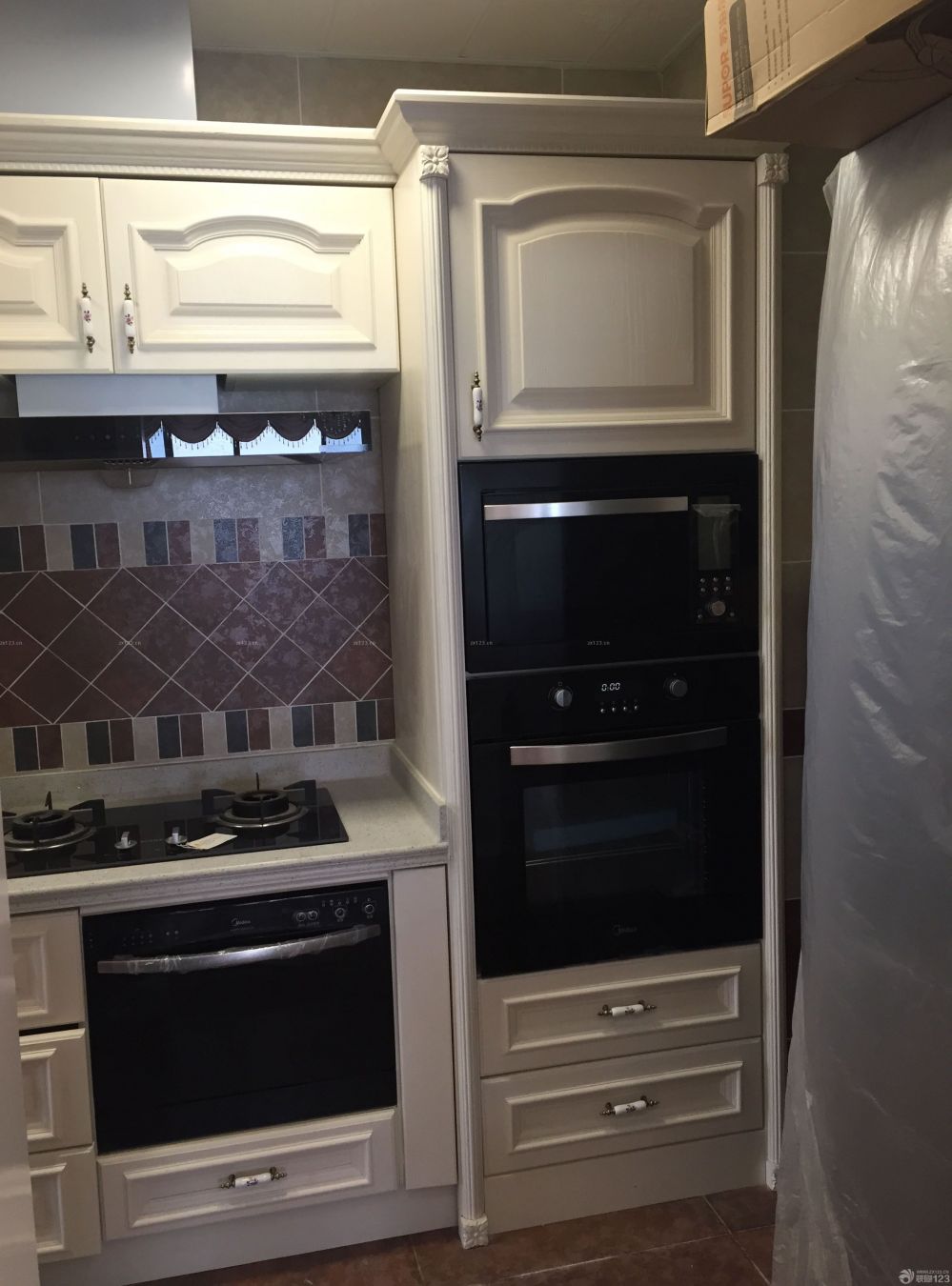 作為裝修新房的我們來說，我們只是一個菜鳥級別的業(yè)主，對裝修的事情一無所知，除了最基本的裝修工序之外，其他都是迷茫的，不過好在我們有一個求學(xué)的心，在裝修前期我們就在各大論壇去學(xué)習(xí)如何裝修，如何化解裝修中遇到的問題，一邊裝修一邊學(xué)習(xí)，這樣讓我們的裝修變得順理起來，新家也越來越完整，一起來看看吧。