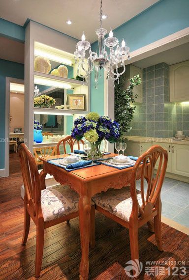 開始裝修新家之前被各種風(fēng)格所吸引，既喜歡歐式風(fēng)格的典雅端莊，也喜歡法式風(fēng)格的浪漫，喜歡地中海的寧靜，也喜歡現(xiàn)代風(fēng)格的時(shí)尚，所以在整個(gè)裝修的時(shí)候，我們決定混搭風(fēng)格會(huì)比較好一點(diǎn)，新家定格在混搭風(fēng)，這也是我們最正確的決定，不僅能將各種風(fēng)格的優(yōu)點(diǎn)融入進(jìn)來，也能將整個(gè)新家的舒適度得到一個(gè)很好的提升，所以我的新家在裝修出來之后是很溫馨與舒適的。