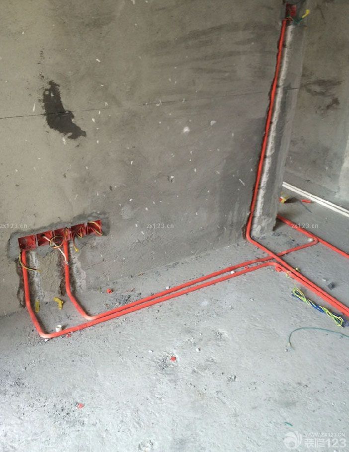 新家的要是一到手，我們就馬不停蹄地開始了裝修，在這之前我們拜訪過很多裝修完的，也向他們討教了一些關(guān)于裝修應(yīng)該注意的事情，水電安裝是我們要特別注意的，因?yàn)樽鳛殡[蔽工程最關(guān)鍵的一部分，這樣的工序返工會(huì)很麻煩。所以我們特別的小心。