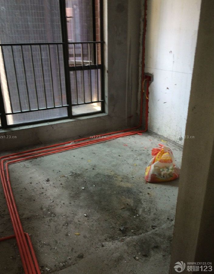 新家的要是一到手，我們就馬不停蹄地開始了裝修，在這之前我們拜訪過很多裝修完的，也向他們討教了一些關(guān)于裝修應(yīng)該注意的事情，水電安裝是我們要特別注意的，因?yàn)樽鳛殡[蔽工程最關(guān)鍵的一部分，這樣的工序返工會(huì)很麻煩。所以我們特別的小心。