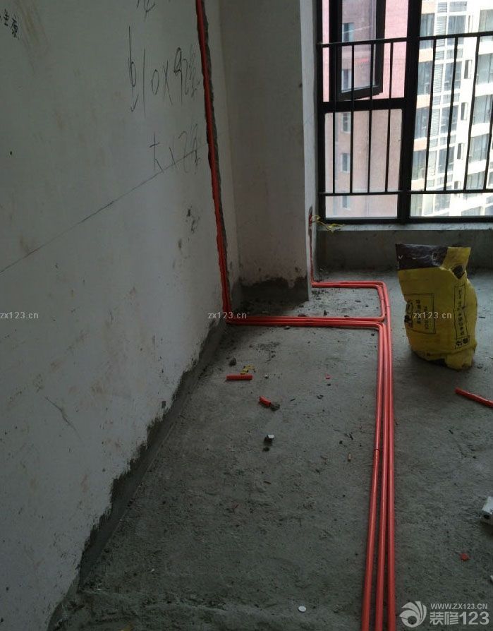 新家的要是一到手，我們就馬不停蹄地開始了裝修，在這之前我們拜訪過很多裝修完的，也向他們討教了一些關(guān)于裝修應(yīng)該注意的事情，水電安裝是我們要特別注意的，因?yàn)樽鳛殡[蔽工程最關(guān)鍵的一部分，這樣的工序返工會(huì)很麻煩。所以我們特別的小心。