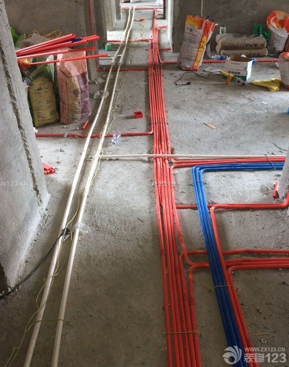 新家的要是一到手，我們就馬不停蹄地開始了裝修，在這之前我們拜訪過很多裝修完的，也向他們討教了一些關(guān)于裝修應(yīng)該注意的事情，水電安裝是我們要特別注意的，因?yàn)樽鳛殡[蔽工程最關(guān)鍵的一部分，這樣的工序返工會(huì)很麻煩。所以我們特別的小心。