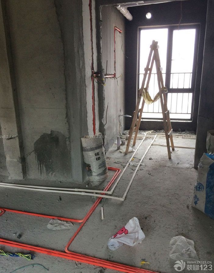 新家的要是一到手，我們就馬不停蹄地開始了裝修，在這之前我們拜訪過很多裝修完的，也向他們討教了一些關(guān)于裝修應(yīng)該注意的事情，水電安裝是我們要特別注意的，因?yàn)樽鳛殡[蔽工程最關(guān)鍵的一部分，這樣的工序返工會(huì)很麻煩。所以我們特別的小心。