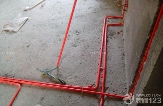 新家的要是一到手，我們就馬不停蹄地開始了裝修，在這之前我們拜訪過很多裝修完的，也向他們討教了一些關(guān)于裝修應(yīng)該注意的事情，水電安裝是我們要特別注意的，因?yàn)樽鳛殡[蔽工程最關(guān)鍵的一部分，這樣的工序返工會(huì)很麻煩。所以我們特別的小心。