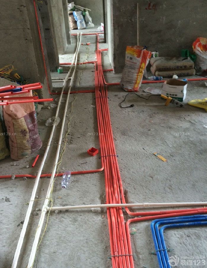 新家的要是一到手，我們就馬不停蹄地開始了裝修，在這之前我們拜訪過很多裝修完的，也向他們討教了一些關(guān)于裝修應(yīng)該注意的事情，水電安裝是我們要特別注意的，因?yàn)樽鳛殡[蔽工程最關(guān)鍵的一部分，這樣的工序返工會(huì)很麻煩。所以我們特別的小心。