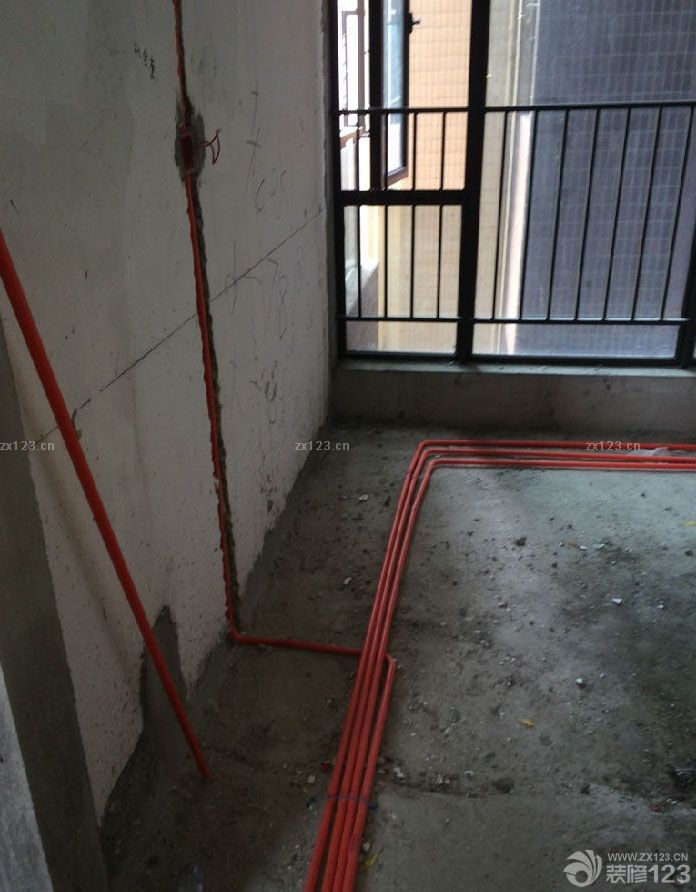 新家的要是一到手，我們就馬不停蹄地開始了裝修，在這之前我們拜訪過很多裝修完的，也向他們討教了一些關(guān)于裝修應(yīng)該注意的事情，水電安裝是我們要特別注意的，因?yàn)樽鳛殡[蔽工程最關(guān)鍵的一部分，這樣的工序返工會(huì)很麻煩。所以我們特別的小心。