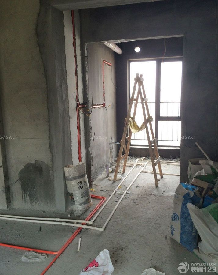 新家的要是一到手，我們就馬不停蹄地開始了裝修，在這之前我們拜訪過很多裝修完的，也向他們討教了一些關(guān)于裝修應(yīng)該注意的事情，水電安裝是我們要特別注意的，因?yàn)樽鳛殡[蔽工程最關(guān)鍵的一部分，這樣的工序返工會(huì)很麻煩。所以我們特別的小心。