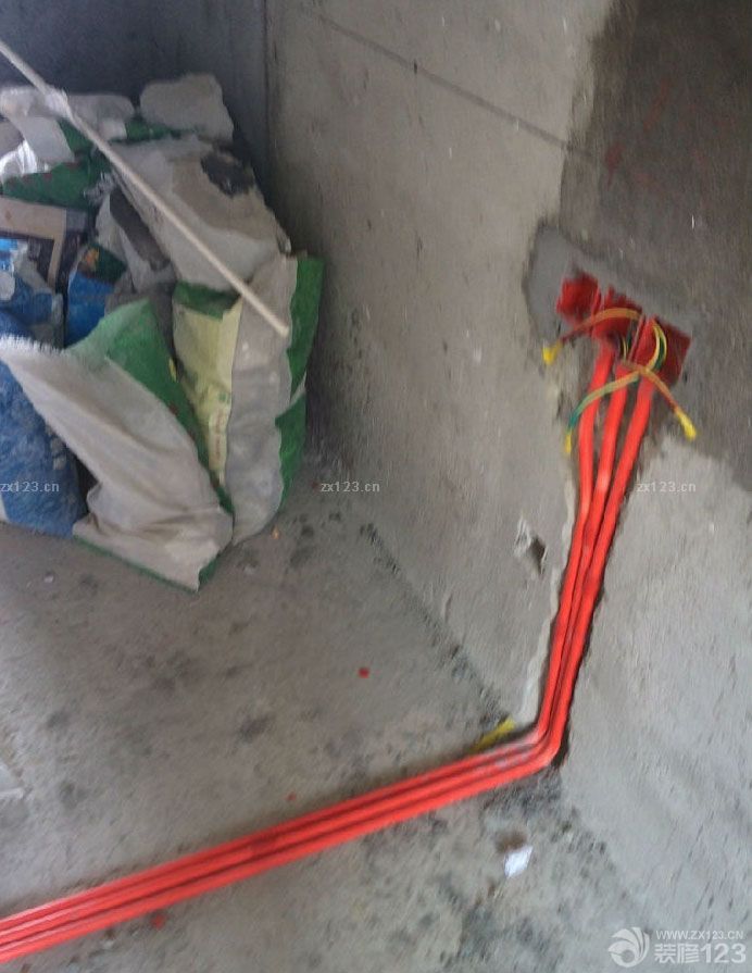 新家的要是一到手，我們就馬不停蹄地開始了裝修，在這之前我們拜訪過很多裝修完的，也向他們討教了一些關(guān)于裝修應(yīng)該注意的事情，水電安裝是我們要特別注意的，因?yàn)樽鳛殡[蔽工程最關(guān)鍵的一部分，這樣的工序返工會(huì)很麻煩。所以我們特別的小心。