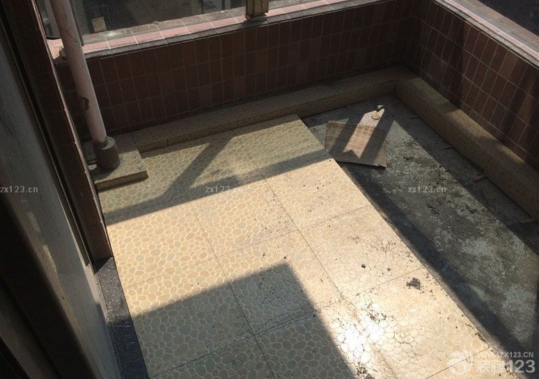 泥木這一塊在我們看來還是比較放心的，因?yàn)檫@是在鄰居那里預(yù)約的木工師傅，我們看過鄰居裝修之后的效果覺得這位師傅還是多負(fù)責(zé)任的，手藝也特別好，所以我們就預(yù)約了他的時(shí)間為我們裝修來。