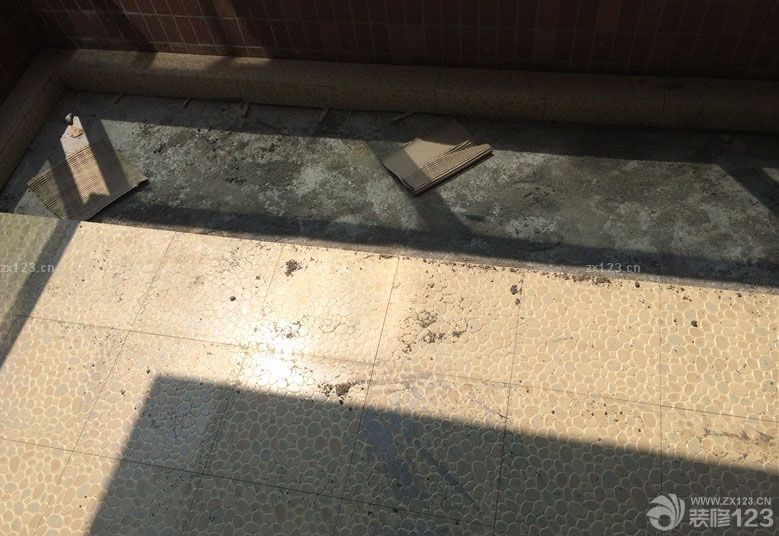 泥木這一塊在我們看來還是比較放心的，因?yàn)檫@是在鄰居那里預(yù)約的木工師傅，我們看過鄰居裝修之后的效果覺得這位師傅還是多負(fù)責(zé)任的，手藝也特別好，所以我們就預(yù)約了他的時(shí)間為我們裝修來。