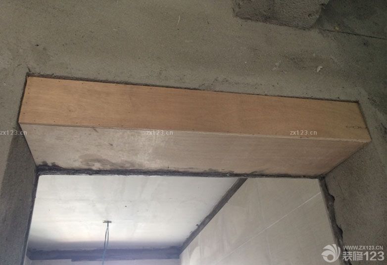 泥木這一塊在我們看來還是比較放心的，因?yàn)檫@是在鄰居那里預(yù)約的木工師傅，我們看過鄰居裝修之后的效果覺得這位師傅還是多負(fù)責(zé)任的，手藝也特別好，所以我們就預(yù)約了他的時(shí)間為我們裝修來。