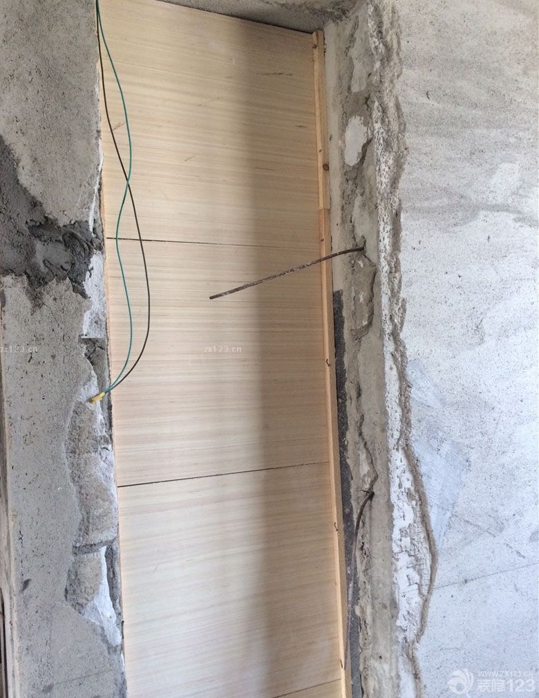 泥木這一塊在我們看來還是比較放心的，因?yàn)檫@是在鄰居那里預(yù)約的木工師傅，我們看過鄰居裝修之后的效果覺得這位師傅還是多負(fù)責(zé)任的，手藝也特別好，所以我們就預(yù)約了他的時(shí)間為我們裝修來。