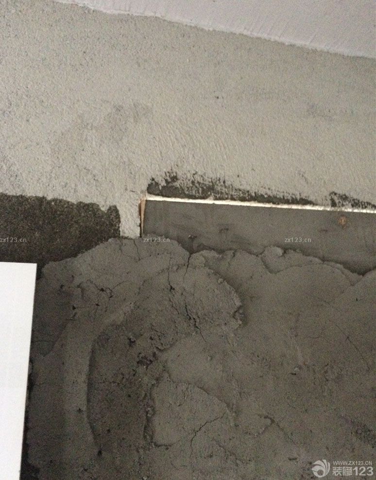 泥木這一塊在我們看來還是比較放心的，因?yàn)檫@是在鄰居那里預(yù)約的木工師傅，我們看過鄰居裝修之后的效果覺得這位師傅還是多負(fù)責(zé)任的，手藝也特別好，所以我們就預(yù)約了他的時(shí)間為我們裝修來。