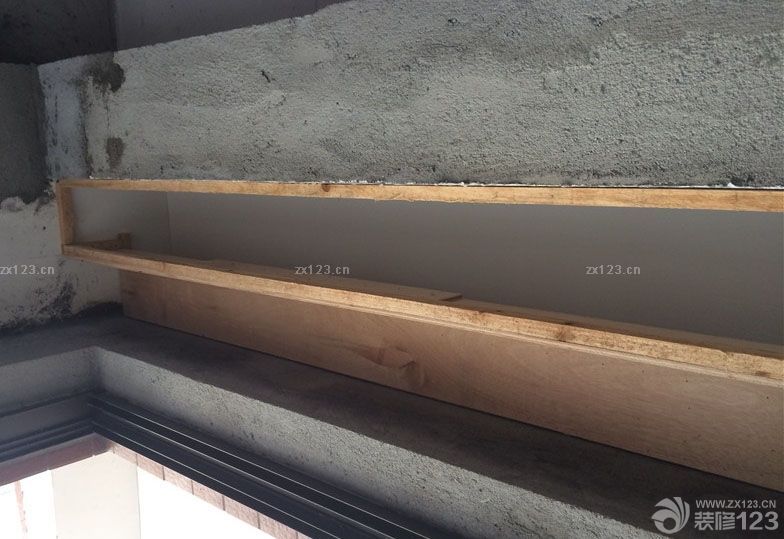 泥木這一塊在我們看來還是比較放心的，因?yàn)檫@是在鄰居那里預(yù)約的木工師傅，我們看過鄰居裝修之后的效果覺得這位師傅還是多負(fù)責(zé)任的，手藝也特別好，所以我們就預(yù)約了他的時(shí)間為我們裝修來。