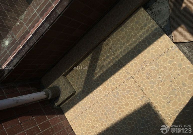 泥木這一塊在我們看來還是比較放心的，因?yàn)檫@是在鄰居那里預(yù)約的木工師傅，我們看過鄰居裝修之后的效果覺得這位師傅還是多負(fù)責(zé)任的，手藝也特別好，所以我們就預(yù)約了他的時(shí)間為我們裝修來。