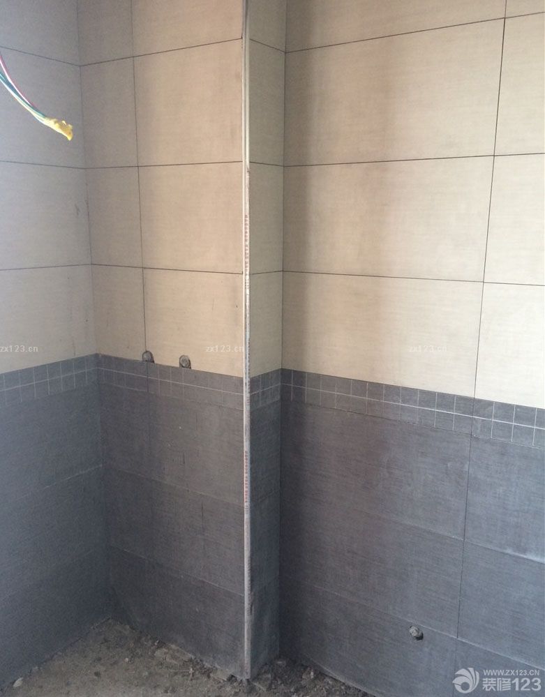 泥木這一塊在我們看來還是比較放心的，因?yàn)檫@是在鄰居那里預(yù)約的木工師傅，我們看過鄰居裝修之后的效果覺得這位師傅還是多負(fù)責(zé)任的，手藝也特別好，所以我們就預(yù)約了他的時(shí)間為我們裝修來。