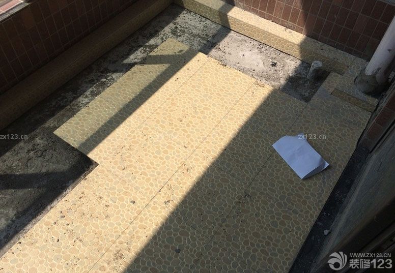 泥木這一塊在我們看來還是比較放心的，因?yàn)檫@是在鄰居那里預(yù)約的木工師傅，我們看過鄰居裝修之后的效果覺得這位師傅還是多負(fù)責(zé)任的，手藝也特別好，所以我們就預(yù)約了他的時(shí)間為我們裝修來。