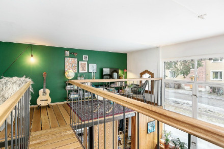 最開始買房的時候并沒有想買復(fù)式，只是覺得自己沒有接觸過這一類的戶型，不知道怎么裝修，后來看到很多復(fù)式樓的空間比較大，所以才決定買復(fù)式樓，裝修的時候也是一波三折，最先約定的裝修師傅臨時有事來不到，我們也只能選擇找裝修公司來合作，這樣能減輕我們裝修的負(fù)擔(dān)，畢竟我們平時還要上班。好在裝修公司沒有讓我們失望，如期將新房裝修完成了。