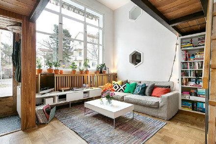 最開始買房的時候并沒有想買復(fù)式，只是覺得自己沒有接觸過這一類的戶型，不知道怎么裝修，后來看到很多復(fù)式樓的空間比較大，所以才決定買復(fù)式樓，裝修的時候也是一波三折，最先約定的裝修師傅臨時有事來不到，我們也只能選擇找裝修公司來合作，這樣能減輕我們裝修的負(fù)擔(dān)，畢竟我們平時還要上班。好在裝修公司沒有讓我們失望，如期將新房裝修完成了。