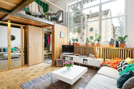 最開始買房的時候并沒有想買復(fù)式，只是覺得自己沒有接觸過這一類的戶型，不知道怎么裝修，后來看到很多復(fù)式樓的空間比較大，所以才決定買復(fù)式樓，裝修的時候也是一波三折，最先約定的裝修師傅臨時有事來不到，我們也只能選擇找裝修公司來合作，這樣能減輕我們裝修的負(fù)擔(dān)，畢竟我們平時還要上班。好在裝修公司沒有讓我們失望，如期將新房裝修完成了。