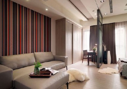 小小空間卻有著完整的家居功能格局，最愛大臥室的落地玻璃門，如云霧繚繞的仙境。這就是新家最終展示在我面前的第一感受。新家是邀請的朋友的裝修公司來設計裝修的。所以各個方面我們都比較放心，效果也是比其他裝修出來要好一些。特別是在整個裝修的家具方面，給了我們不少的意見，這樣也使得我們在家具搭配之后新家顯得更加的溫馨美麗了。