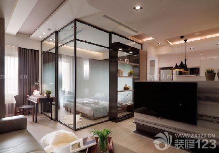 小小空間卻有著完整的家居功能格局，最愛大臥室的落地玻璃門，如云霧繚繞的仙境。這就是新家最終展示在我面前的第一感受。新家是邀請的朋友的裝修公司來設計裝修的。所以各個方面我們都比較放心，效果也是比其他裝修出來要好一些。特別是在整個裝修的家具方面，給了我們不少的意見，這樣也使得我們在家具搭配之后新家顯得更加的溫馨美麗了。