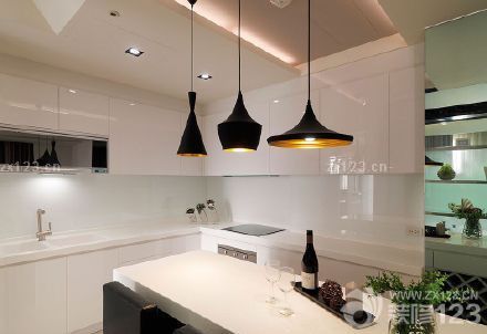 小小空間卻有著完整的家居功能格局，最愛大臥室的落地玻璃門，如云霧繚繞的仙境。這就是新家最終展示在我面前的第一感受。新家是邀請的朋友的裝修公司來設計裝修的。所以各個方面我們都比較放心，效果也是比其他裝修出來要好一些。特別是在整個裝修的家具方面，給了我們不少的意見，這樣也使得我們在家具搭配之后新家顯得更加的溫馨美麗了。